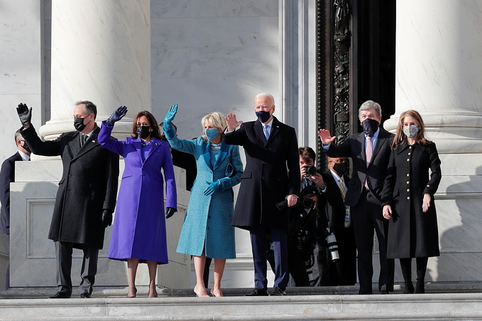 Vợ chồng Biden (giữa) cùng vợ chồng Harris (trái) đến Đồi Capitol.