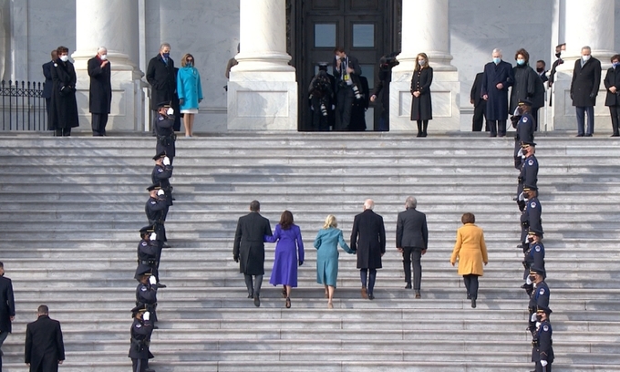 Vợ chồng Phó tổng đắc cử Kamala Harris (trái) và vợ chồng Tổng thống đắc cử Joe Biden (giữa) tiến vào tòa nhà quốc hội hôm 20/1. Ảnh: CNN.