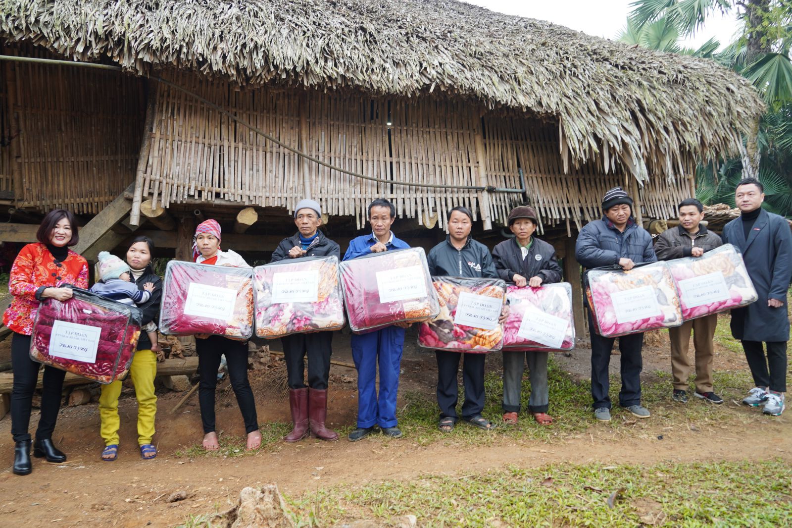 Đại diện Tập đoàn Central Retail tại Việt Nam (bên trái) tăng chăn ấm cho đồng bào nghèo tại Xã Nậm Chày, huyện Văn Bàn, tỉnh Lào Cai.jpg