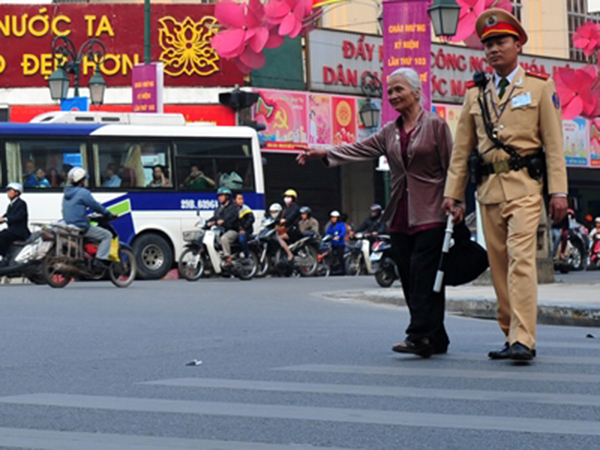 Hình ảnh đẹp: Anh cảnh sát đưa cụ già qua đường