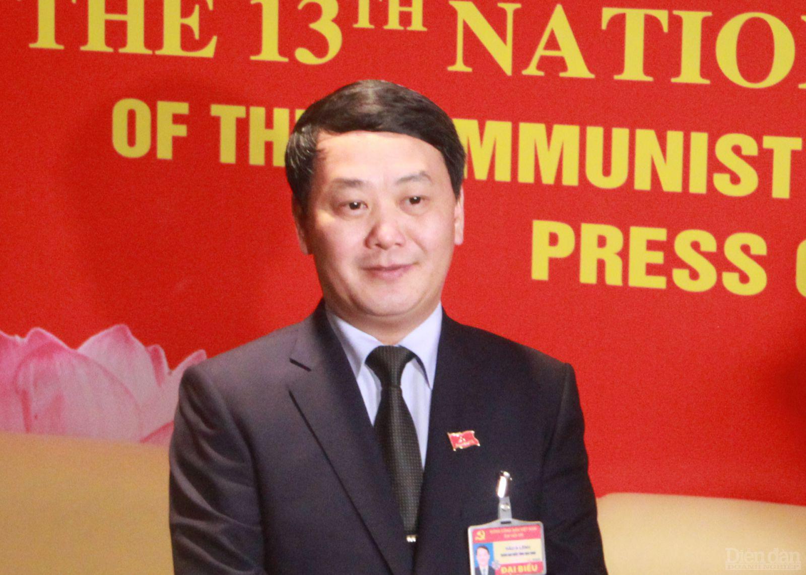 Đại biểu Hầu A Lềnh, Uỷ viên Trung ương Đảng, Phó chủ tịch, Tổng thư ký Uỷ ban Trung ương MTTQ Việt Nam.