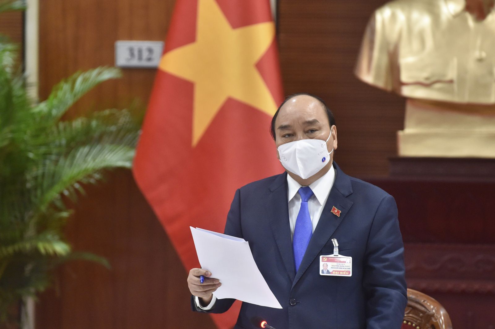 Thủ tướng Nguyễn Xuân Phúc chủ trì cuộc họp khẩn về COVID-19 ngay tại nơi diễn ra Đại hội XIII