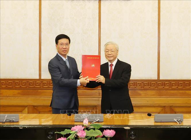 Tổng Bí thư, Chủ tịch nước Nguyễn Phú Trọng đã trao quyết định cho ông Võ Văn Thưởng