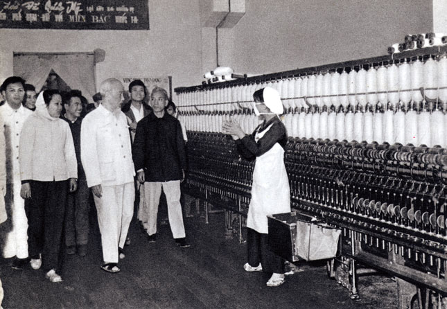 Bác Hồ thăm Nhà máy Dệt 8-3 (1965). (Ảnh tư liệu)