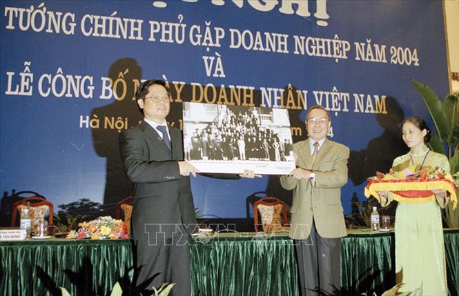 Năm 2004, sau khi Thủ tướng Phan Văn Khải ký quyết định công nhận ngày 13/10 là Ngày Doanh nhân Việt Nam, Chủ tịch VCCI Vũ Tiến Lộc đã tặng Thủ tướng bức ảnh Bác Hồ với giới công thương
