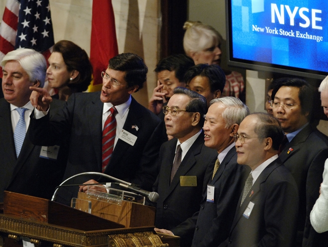 Thủ tướng Phan Văn Khải và Đoàn đại biểu cấp cao Việt Nam thăm Sàn giao dịch chứng khoán New York, tháng 6/2005