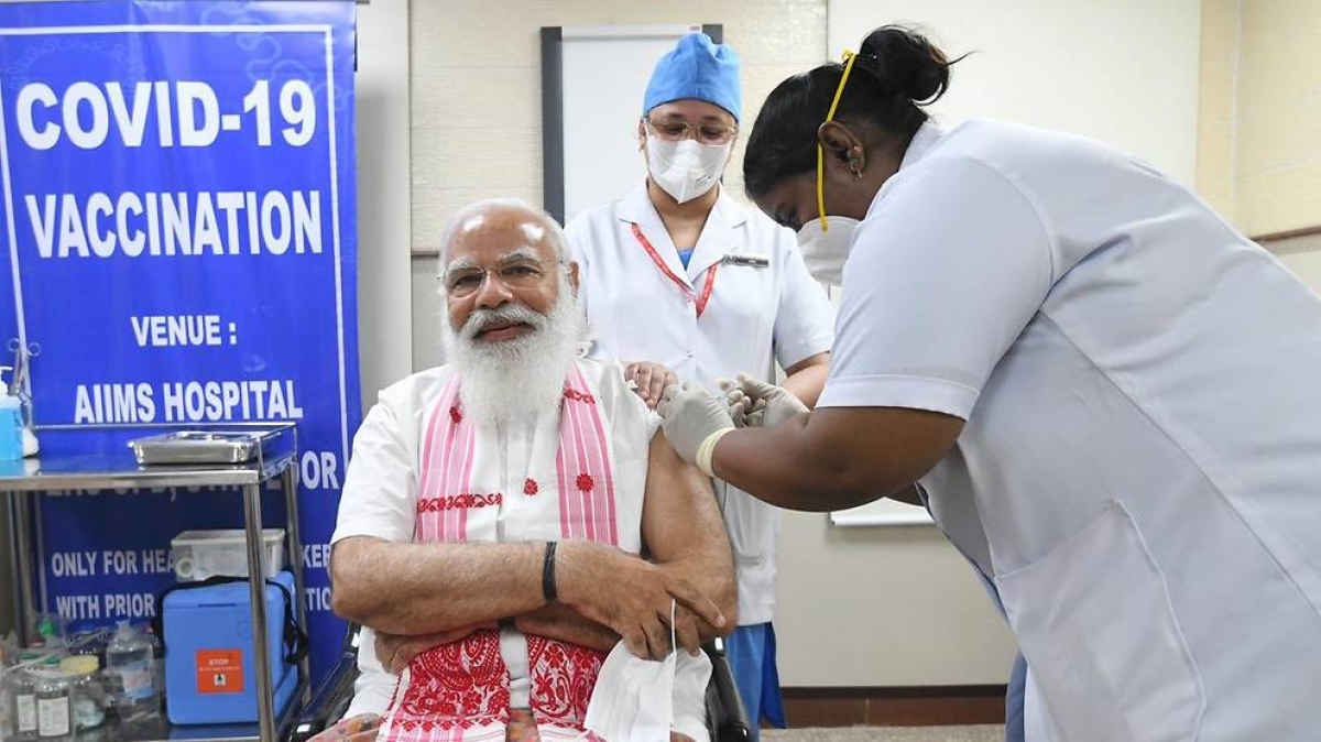 Thủ tướng Ấn Độ Narendra Modi tiêm vaccine Covid-19 tại New Delhi hôm 1/3. Ảnh: Reuters