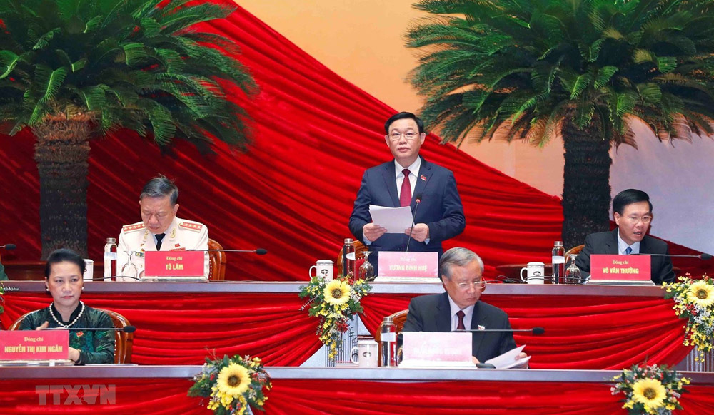 đồng chí Vương Đình Huệ, Ủy viên Bộ Chính trị, Bí thư Thành ủy, Trưởng đoàn đại biểu Quốc hội thành phố Hà Nội điều hành phiên làm việc.