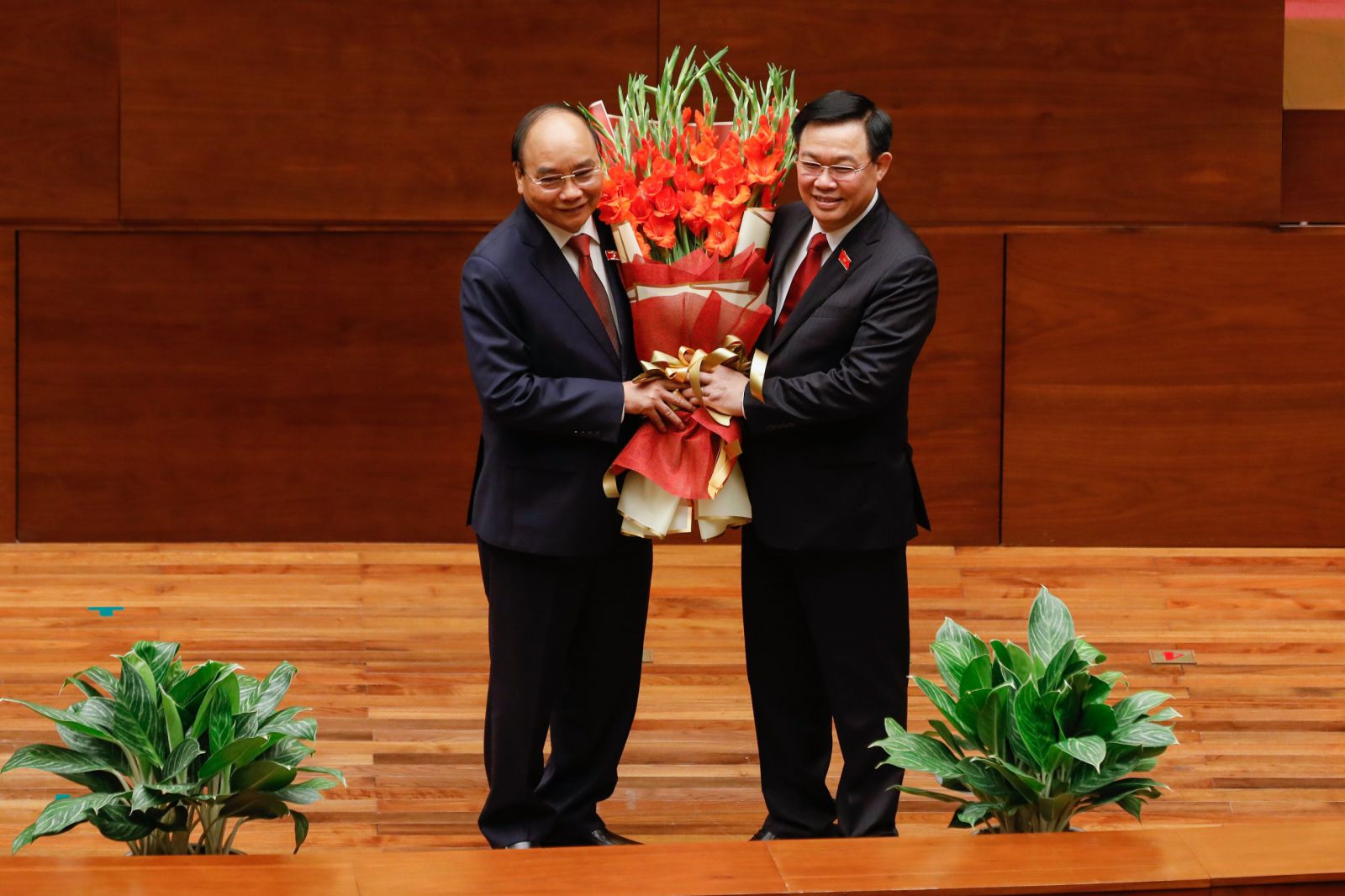 Chủ tịch Quốc hội Vương Đình Huệ tặng hoa chúc mừng Chủ tịch nước Nguyễn Xuân Phúc. Ảnh: VGP/Nhật Bắc