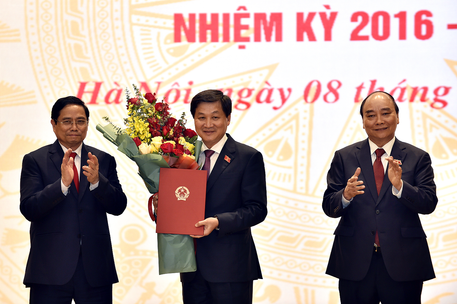 Thủ tướng Chính phủ Phạm Minh Chính tặng hoa chúc mừng Phó Thủ tướng Lê Minh Khái. - Ảnh: VGP/Nhật Bắc