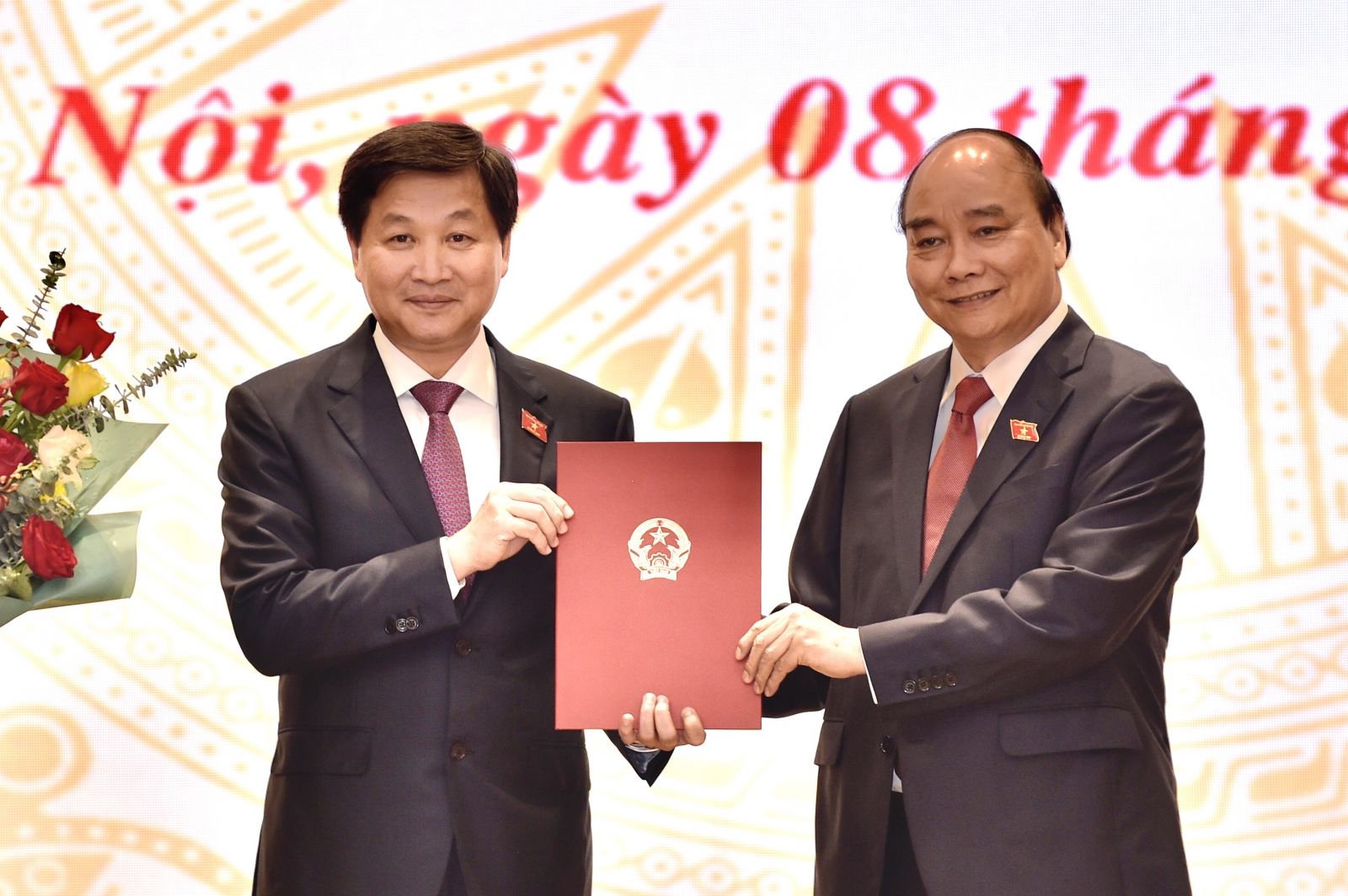 Chủ tịch nước Nguyễn Xuân Phúc trao quyết định bổ nhiệm Phó Thủ tướng Lê Minh Khái. - Ảnh: VGP/Nhật Bắc