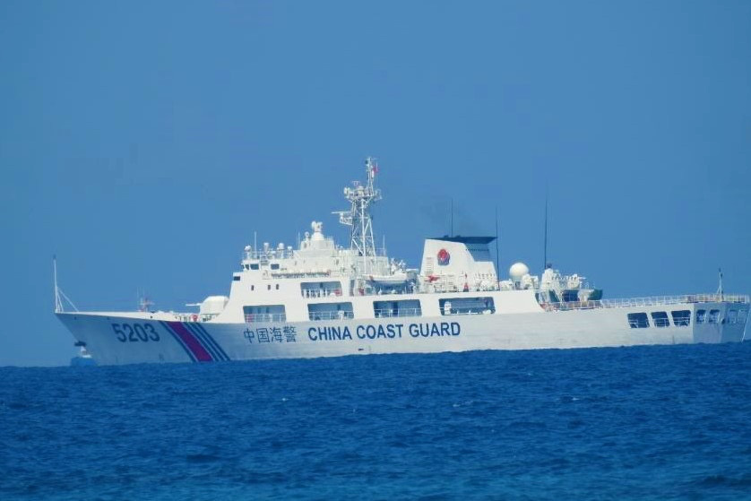 Tàu hải cảnh Trung Quốc tại đá Ba Đầu. Cùng với dân quân biển, hải cảnh Trung Quốc là lực lượng được sử dụng làm công cụ đe dọa tàu bè nước khác trên Biển Đông - Ảnh: REUTERS