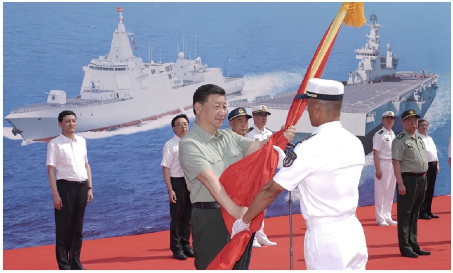 Ông Tập Cận Bình trong lễ biên chế 3 tàu chiến ở thành phố Tam Á, Hải Nam ngày 23.4 CHỤP MÀN HÌNH HOÀN CẦU THỜI BÁO