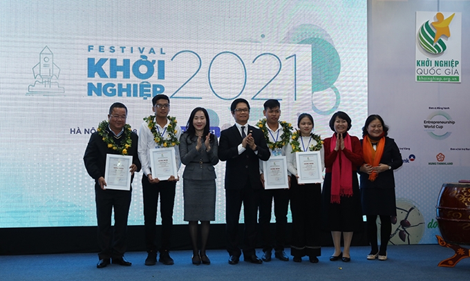 TS Vũ Tiến Lộc - Chủ tịch VCCI trao giải cho các dự án xuất sắc tại Festival Khởi nghiệp 2021.