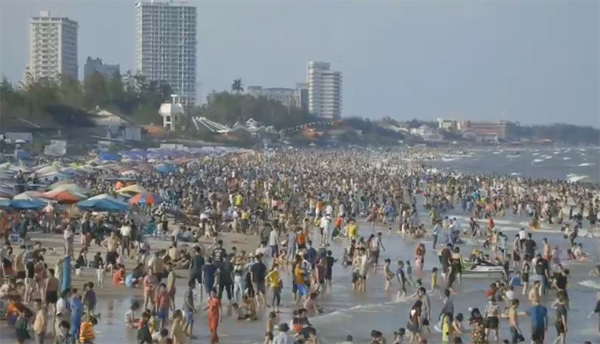 Người dân tắm biển tại Vũng Tàu trong dịp nghỉ lễ 30/4 - 1/5.