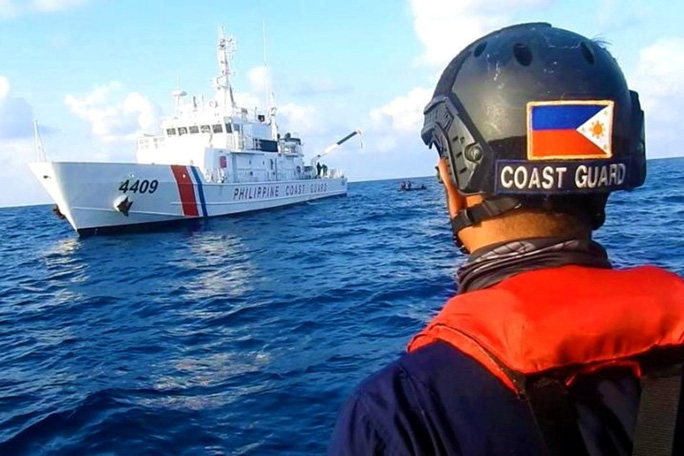 Lực lượng bảo vệ bờ biển Philippines tiếp cận tàu Trung Quốc trên biển Đông giữa tháng 4. Ảnh: Reuters