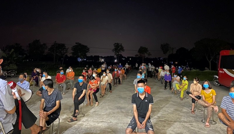 Người dân xã Mão Điền (Thuận Thành, Bắc Ninh) chờ lấy mẫu xét nghiệm ngay trong đêm khi phát hiện có ca mắc COVID-19