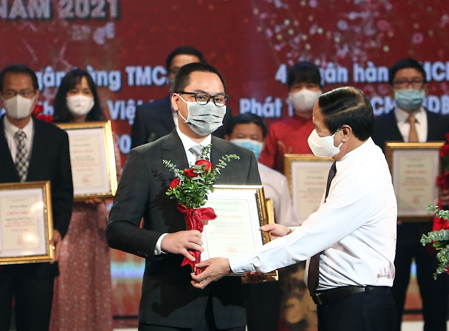 Phó Thủ tướng Chính Phủ Lê Văn Thành trao chứng nhận Ủng hộ Quỹ Vaccine phòng chống COVID-19 cho Công ty Cổ phần Giao Hàng Tiết Kiệm.