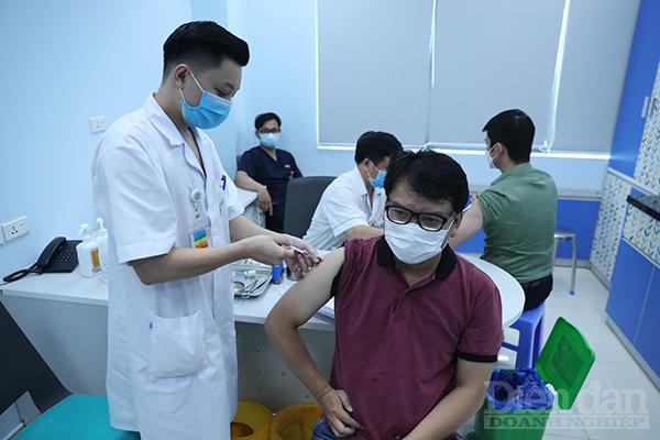 Công tác tiêm vaccine ngừa COVID-19 đang được thực hiện khẩn trương tại Việt Nam.