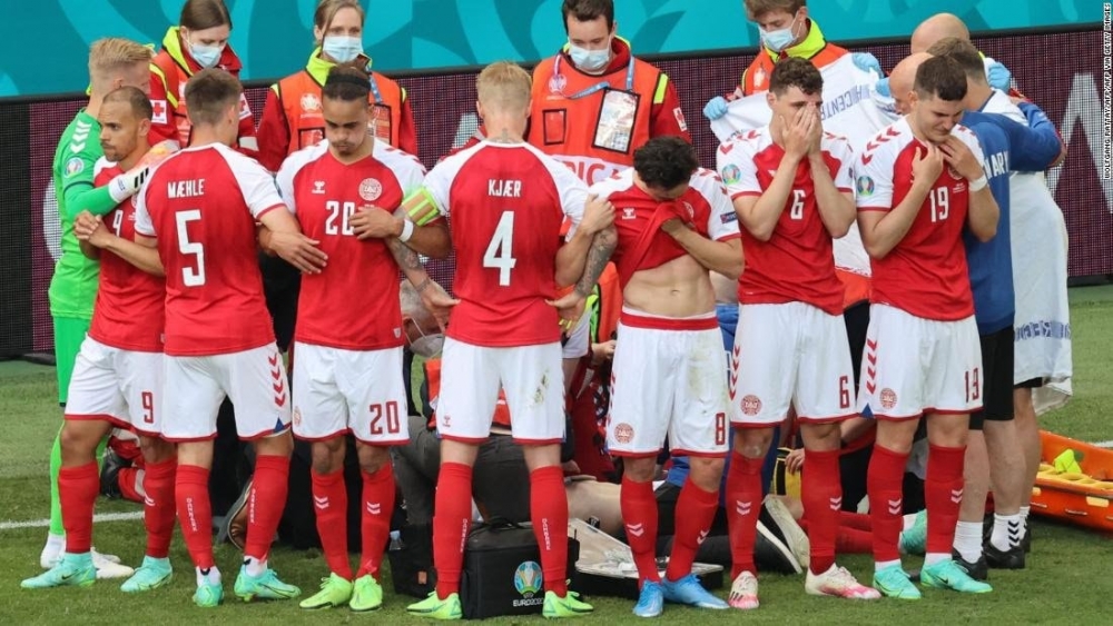 Các cầu thủ Đan Mạch đang đứng quây quanh người đồng đội Christian Eriksen bị đột quỵ trong trận đấu với Phần Lan ngày 12/6/2021.