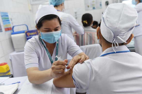 Tiêm vắc xin cho nhân viên y tế tại Bệnh viện Bệnh nhiệt đới TP.HCM - Ảnh: DUYÊN PHAN