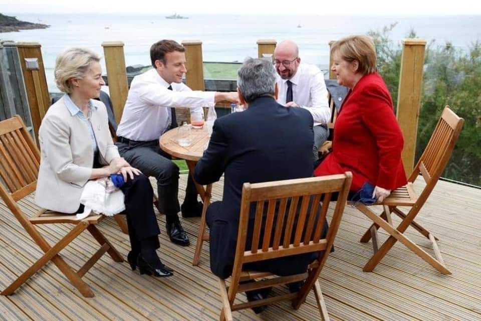 Lãnh đạo G7 thảo luận thân mật quanh bàn trà
