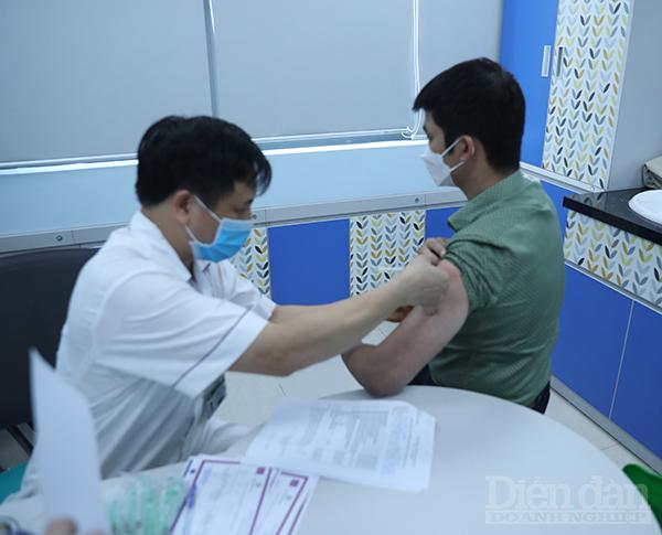 Việt Nam đang nỗ lực "phủ sóng" vaccine COVID-19. Ảnh: Quốc Tuấn