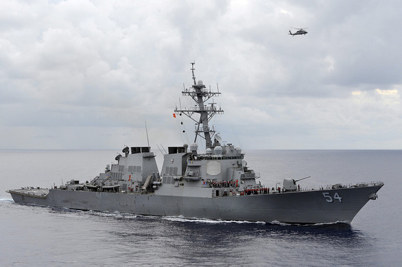 Tàu khu trục mang tên lửa dẫn đường USS Curtis Wilbur của Hải quân Mỹ - Ảnh: REUTERS