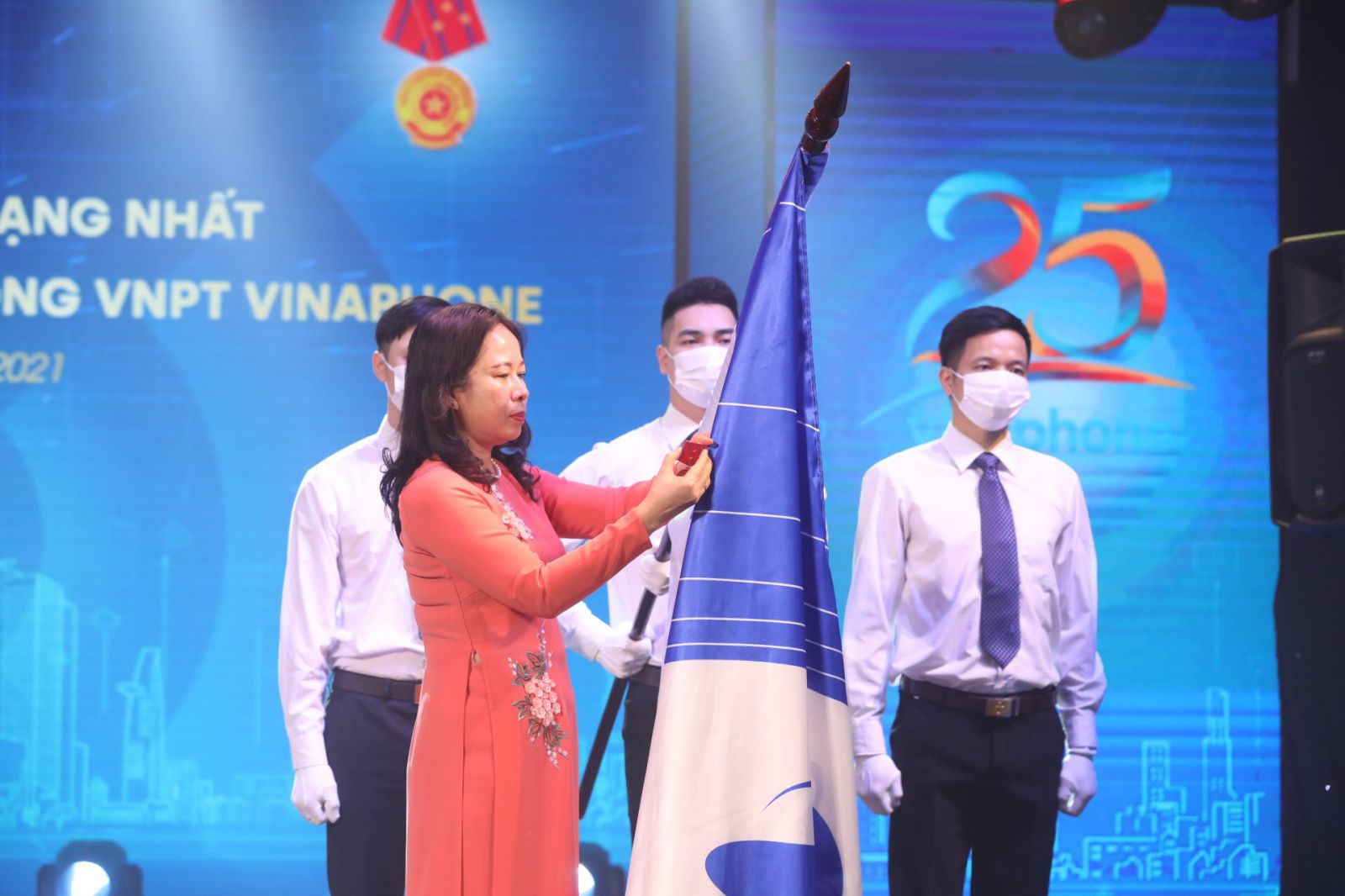 Ủy viên Ban chấp hành Trung ương Đảng, Phó Chủ tịch nước Võ Thị Ánh Xuân trao tặng Huân chương Lao động hạng Nhất cho VNPT VinaPhone. (Ảnh: Minh Quyết/TTXVN)
