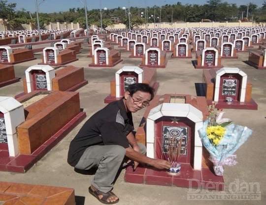 Tác giả Mai Thành Trung nghĩa trang liệt sỹ Tam Quan, Hoài Nhơn, Bình Định