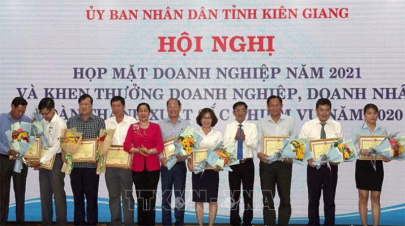 Sáng 27/4/2021, UBND tỉnh Kiên Giang tổ chức Hội nghị họp mặt doanh nghiệp năm 2021 và biểu dương khen thưởng doanh nghiệp, doanh nhân có thành tích hoàn thành xuất sắc nhiệm vụ năm 2020. Ảnh: Lê Sen – TTXVN
