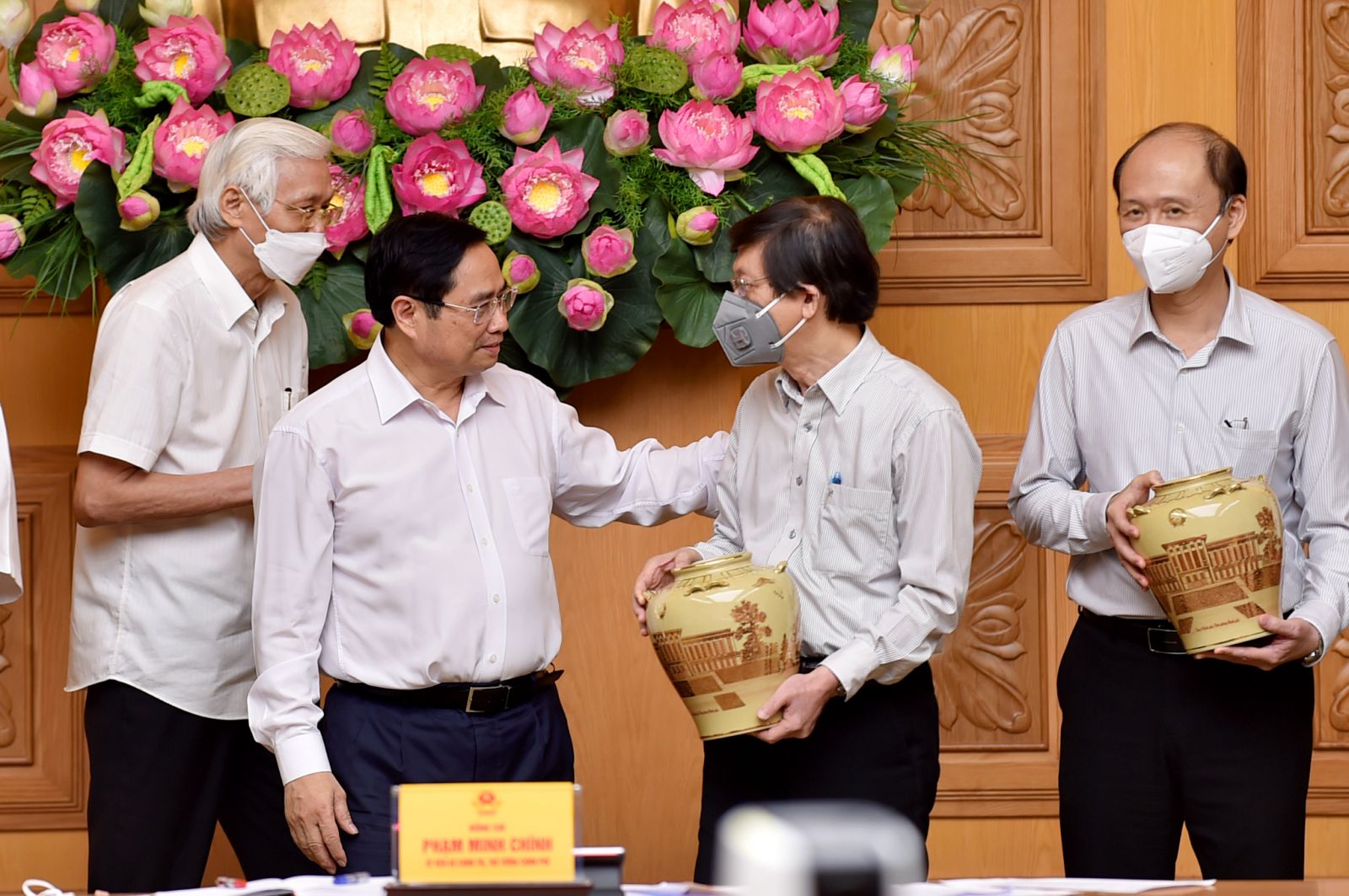 Thủ tướng trao đổi với một số nhà khoa học. Ảnh: VGP/Nhật Bắc