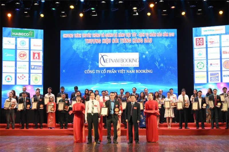 Đại diện công ty Việt Nam Booking nhận cúp và chứng nhận tại chương trình hôm 17/8 vừa qua
