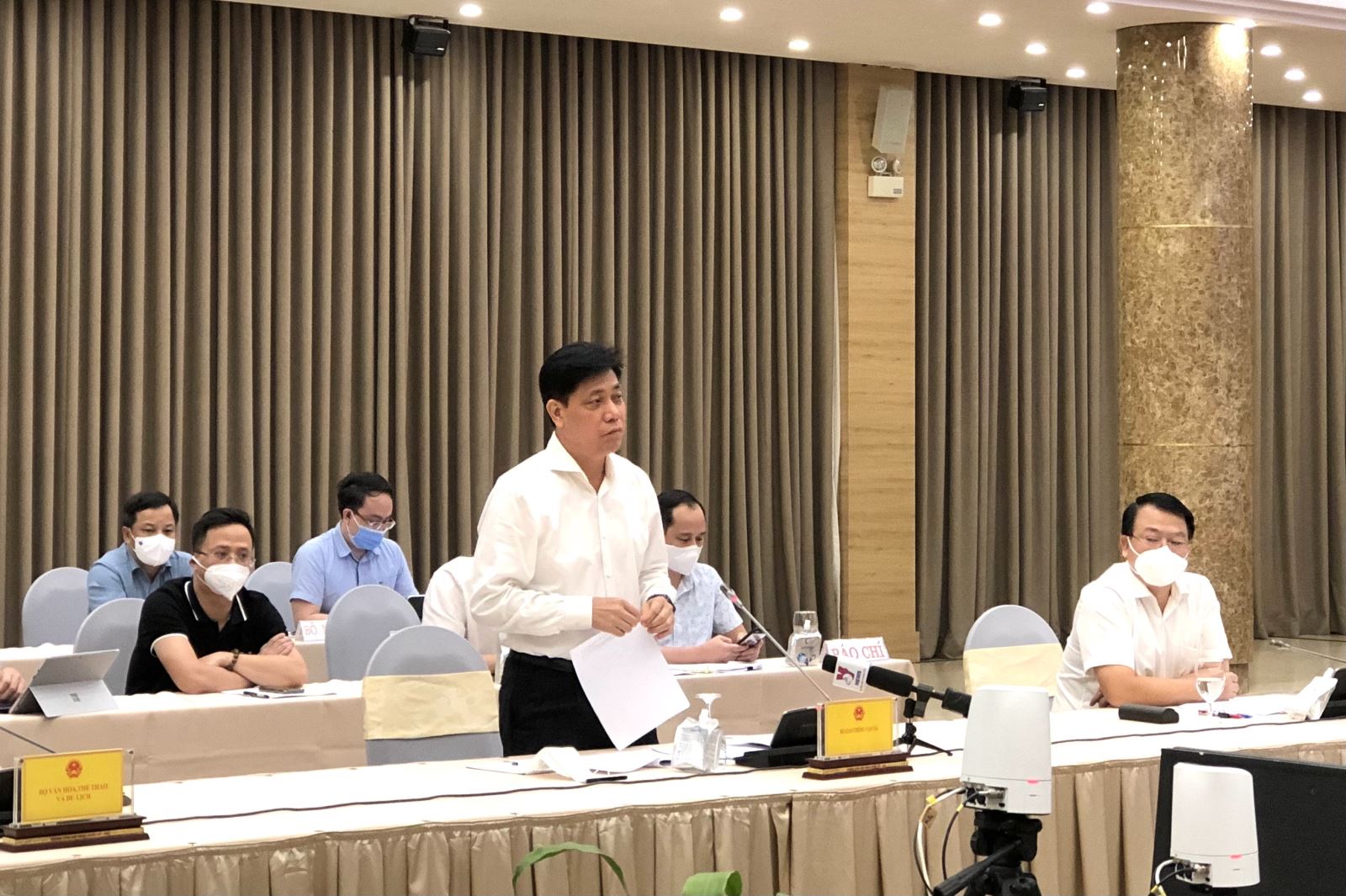 Thứ trưởng Bộ Giao thông vận tải Nguyễn Ngọc Đông cung cấp thông tin tại cuộc họp báo.