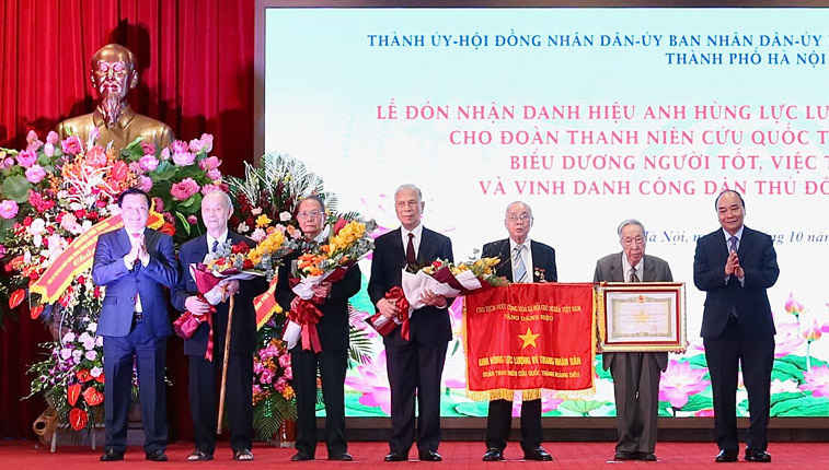 Đoàn Thanh niên cứu quốc thành Hoàng Diệu đón nhận danh hiệu Anh hùng Lực lượng vũ trang nhân dân.