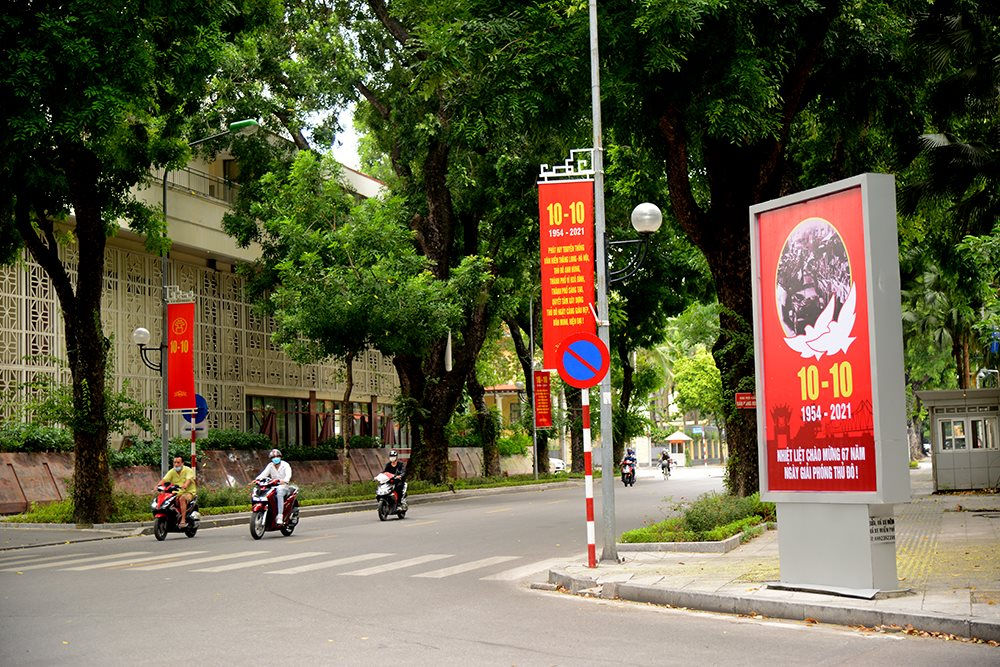 Những tấm pano, áp phích được trang trí rực rỡ trê phố Lê Hồng Phong (quận Ba Đình).