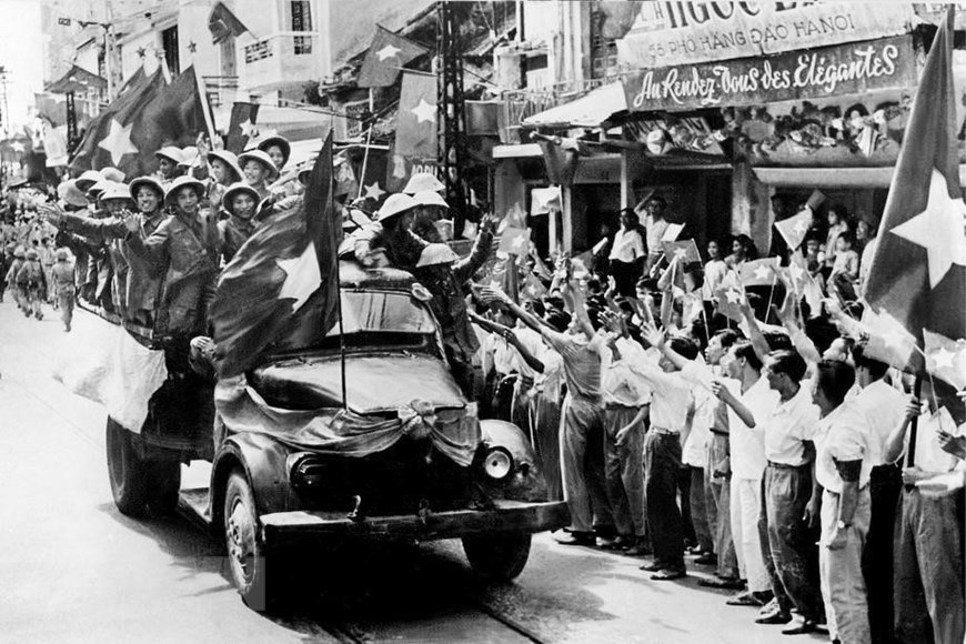Sáng 10-10-1954, các cánh quân của Đại đoàn Quân Tiên Phong từ các cửa ô tiến vào tiếp quản Thủ đô được giải phóng trong rừng cờ hoa đón chào của 20 vạn người dân Hà Nội. Nguồn: Tư liệu TTXVN 