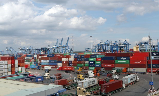 Các xe container vận chuyển hàng hóa vào cảng Cát Lái. Ảnh: Tiến Lực