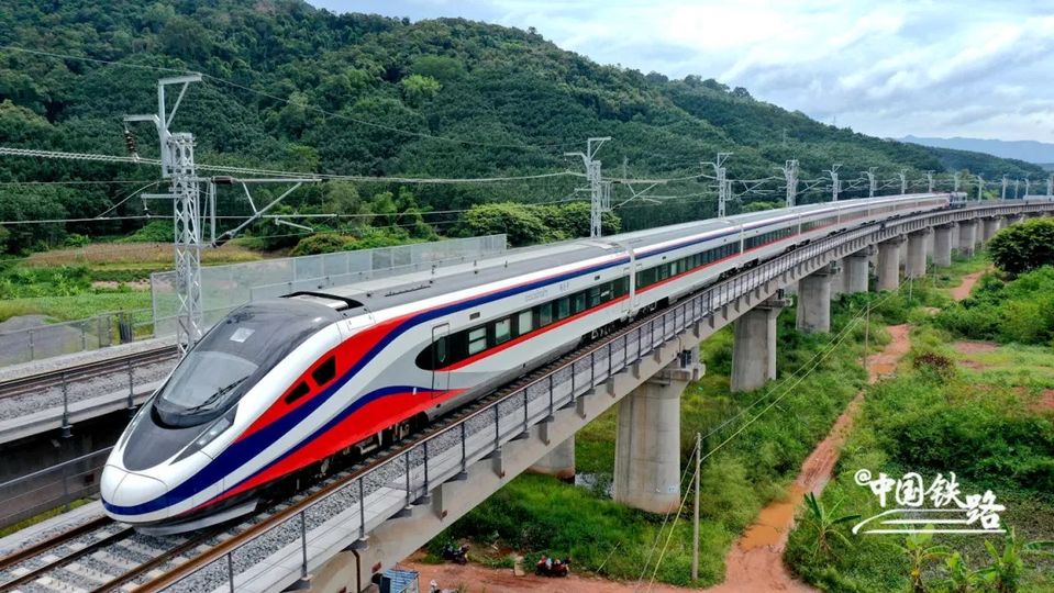 Khi đi vào hoạt động, tàu cao tốc Lane Xang sẽ đi qua 198km đường hầm và 62km cầu với tốc độ tối đa 160km/h. Truyền thông nhà nước Trung Quốc tự hào nhấn mạnh đây là đoàn tàu cao tốc áp dụng các thành tựu khoa học kỹ thuật và tiêu chuẩn Trung Quốc - Ảnh: THX