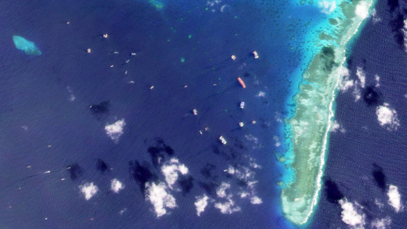Ảnh chụp vệ tinh ngày 1-11 cho thấy nhóm tàu cá Trung Quốc xuất hiện tại đá Ba Đầu - Ảnh: PLANET LABS