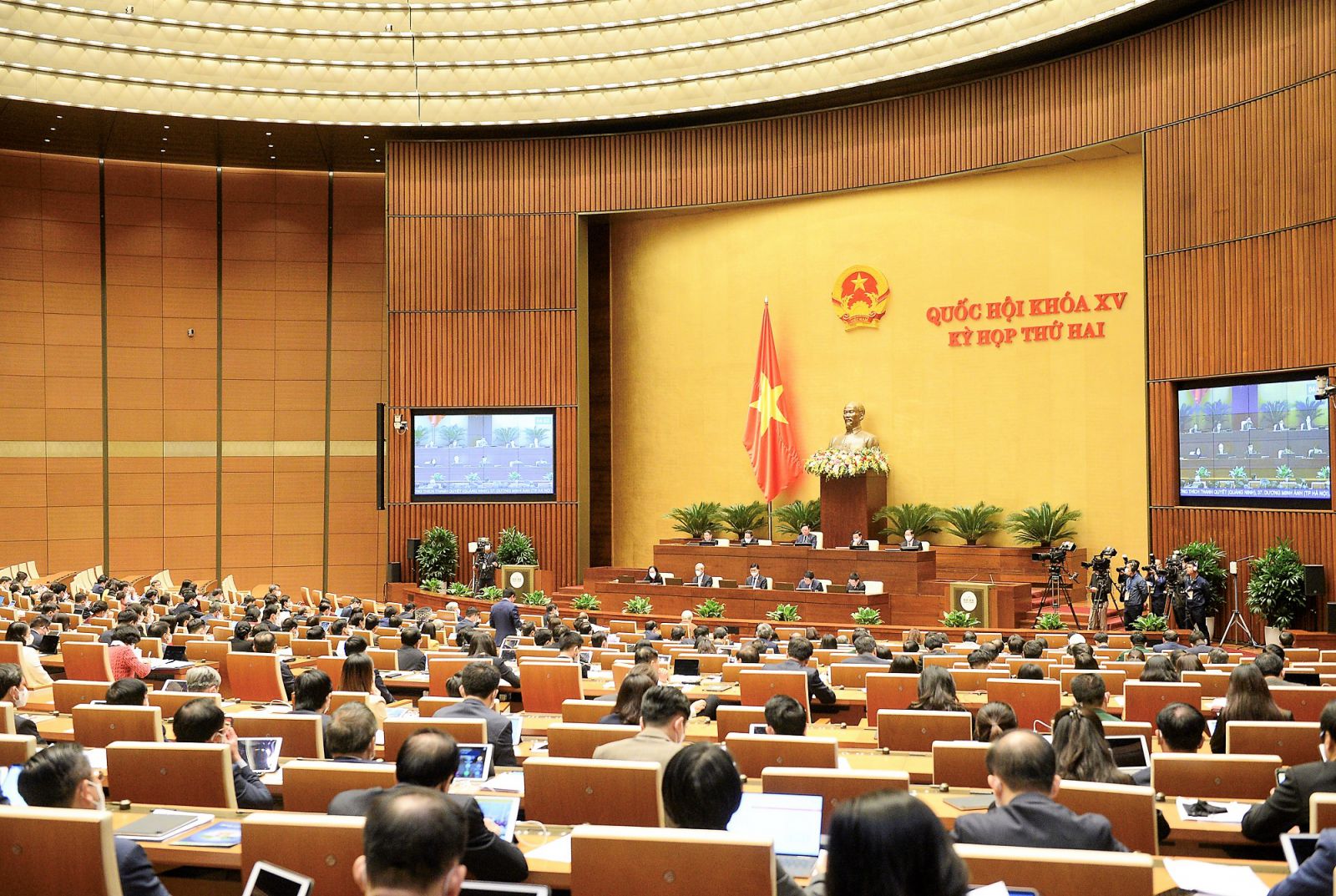 Ngày 10/11, Quốc hội tiến hành chất vấn và trả lời chất vấn đối với Bộ trưởng Bộ Y tế Nguyễn Thanh Long.