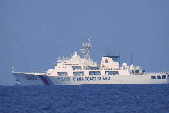 Một tàu hải cảnh Trung Quốc xuất hiện ở Biển Đông vào tháng 4-2021 - Ảnh: AP