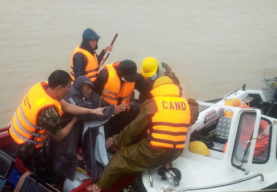 Các lực lượng chức năng hỗ trợ nhân dân trong mưa lũ tại tỉnh Bình Định. 