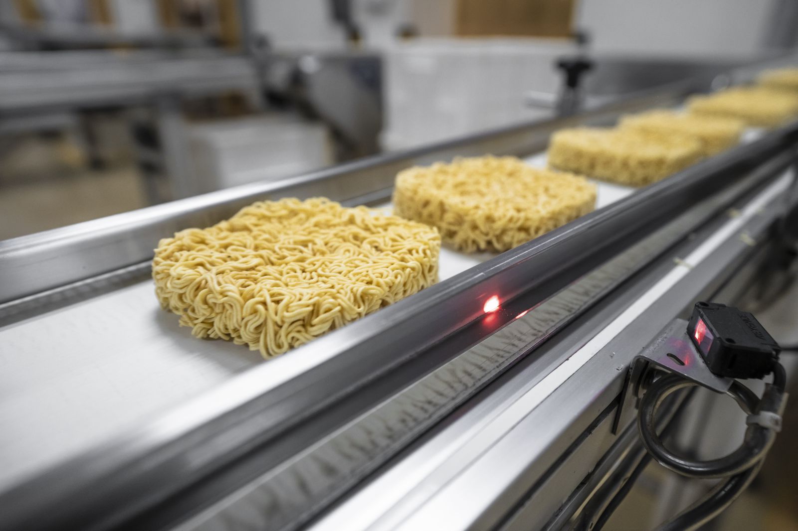 Dây chuyền sản xuất khép kín đảm bảo an toàn vệ sinh thực phẩm cho các sản phẩm mì ăn liền của Uniben.