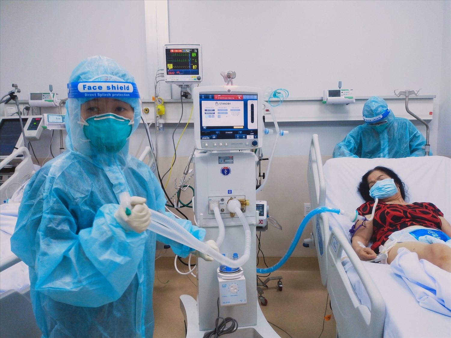 Nhiều loại trang thiết bị y tế đã được sản xuất, nhập khẩu, vận hành phục vụ điều trị các ca nhiễm Covid-19 tại Việt Nam. Ảnh minh họa
