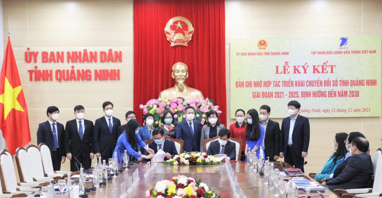 Lãnh đạo tỉnh Quảng Ninh và VNPT ký kết và trao bản ghi nhớ hợp tác triển khai chuyển đổi số toàn diện tỉnh Quảng Ninh giai đoạn 2021-2026.jpg