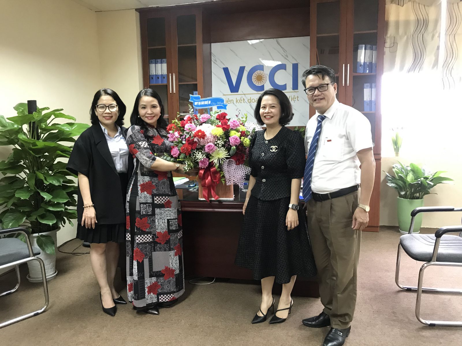 Bà Đào Thị Kim Hoa - Phó Giám đốc phụ trách VCCI Nghệ An tặng hoa chúc mừng Lãnh đạo VNPT Nghệ An nhân Ngày Doanh nhân Việt Nam 13.10