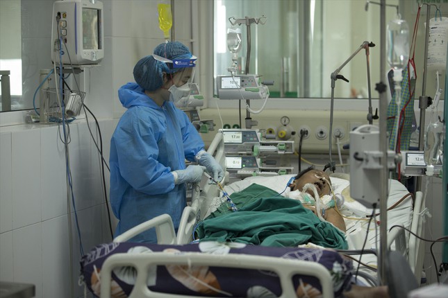 Bệnh nhân COVID-19 nặng điều trị tại BV Bệnh Nhiệt đới Trung ương Ảnh: Thái Hà