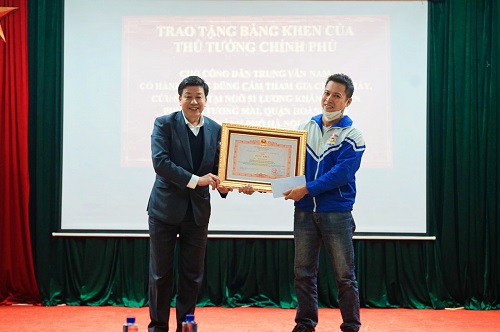 Phó Chủ tịch Ủy ban nhân dân TP Hà Nội Dương Đức Tuấn trao Bằng khen của Thủ tướng Chính phủ tặng anh Trung Văn Nam.
