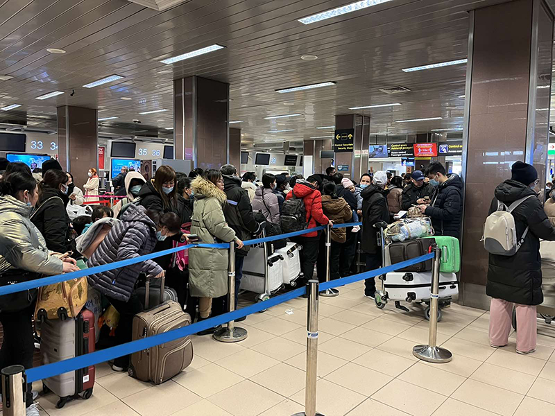 Người dân xếp hàng tại sân bay Ba Lan chờ về Việt Nam.